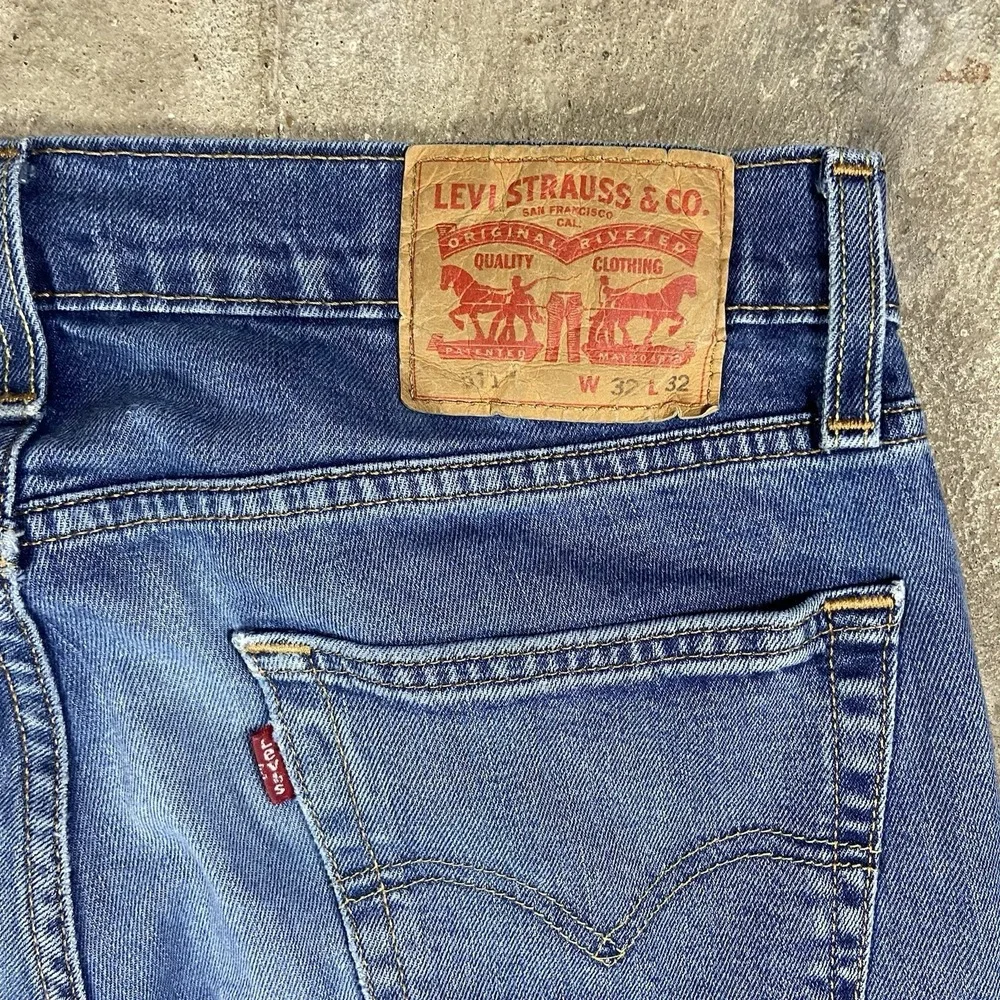Levi's 511 Jeans Size 32x32 Blue Denim Medium Wash Narrow Leg Slim Fit Casual
